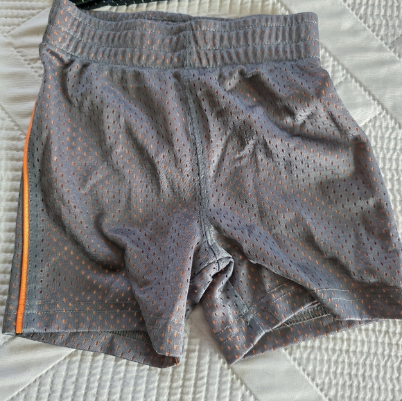 🔥5 FOR $25🔥2 Pair Bundle 12M Baby Boy Shorts Under Armour & Jumping Beans - Picture 2 of 6